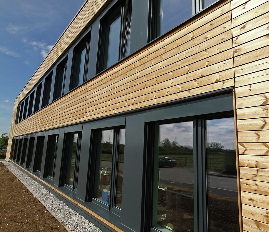 REHAU PVC pencere sistemleriyle uygulanmış modern bina cephesi
